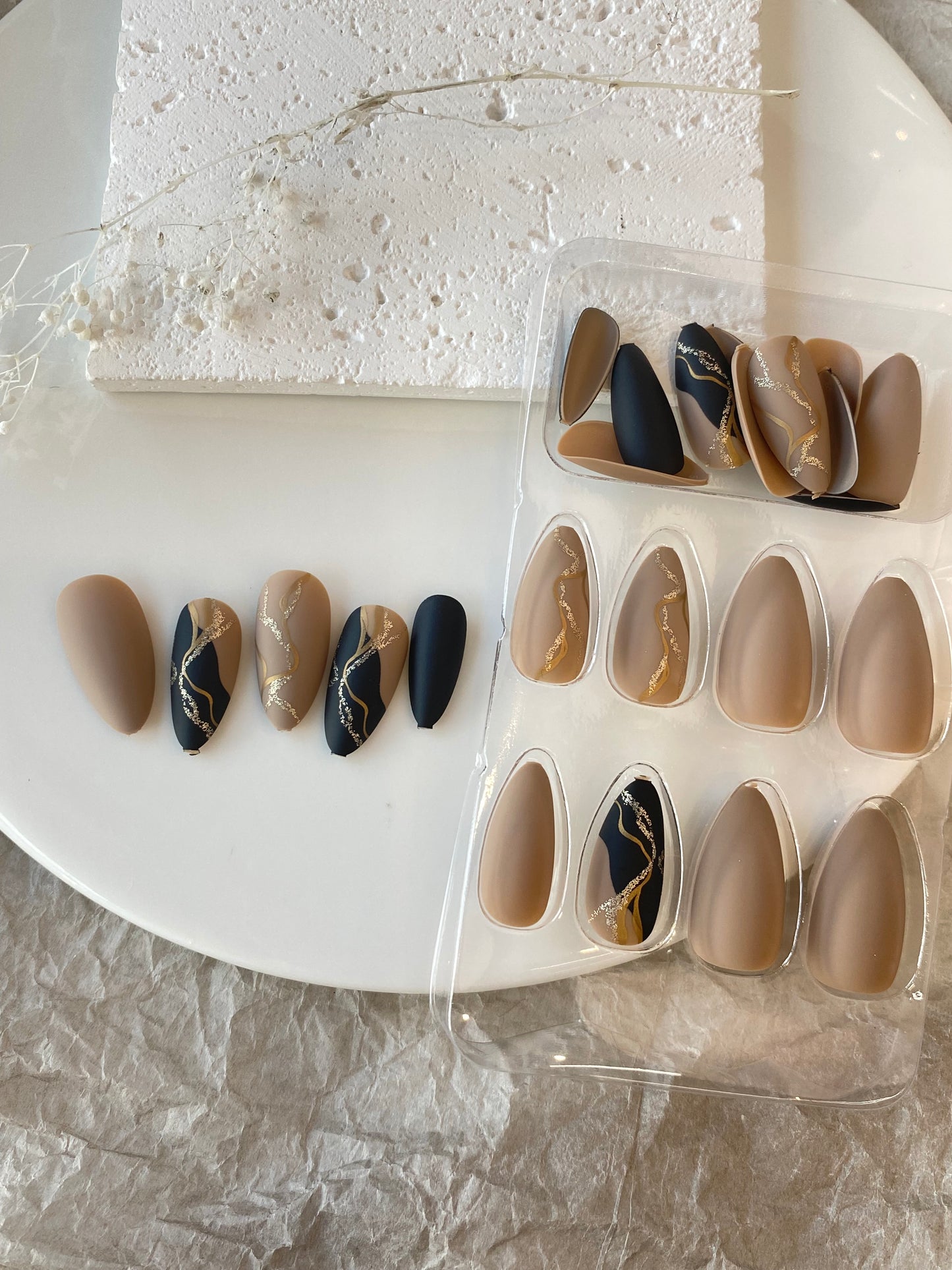 Gilded Drift – Matte Foil Press-On Nails