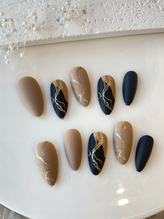 Gilded Drift – Matte Foil Press-On Nails